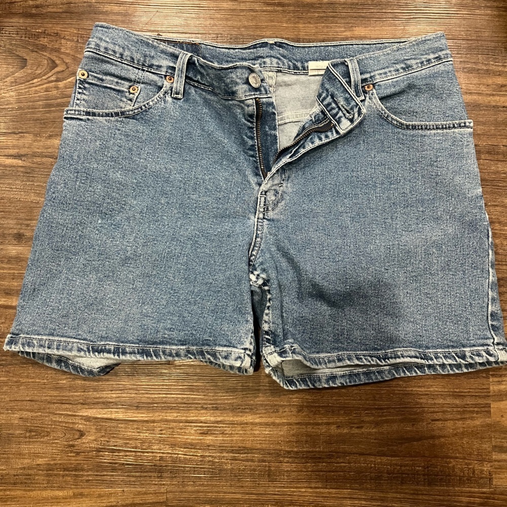 Levi's Blue Denim mid length + mid rise  Women's Shorts size 8